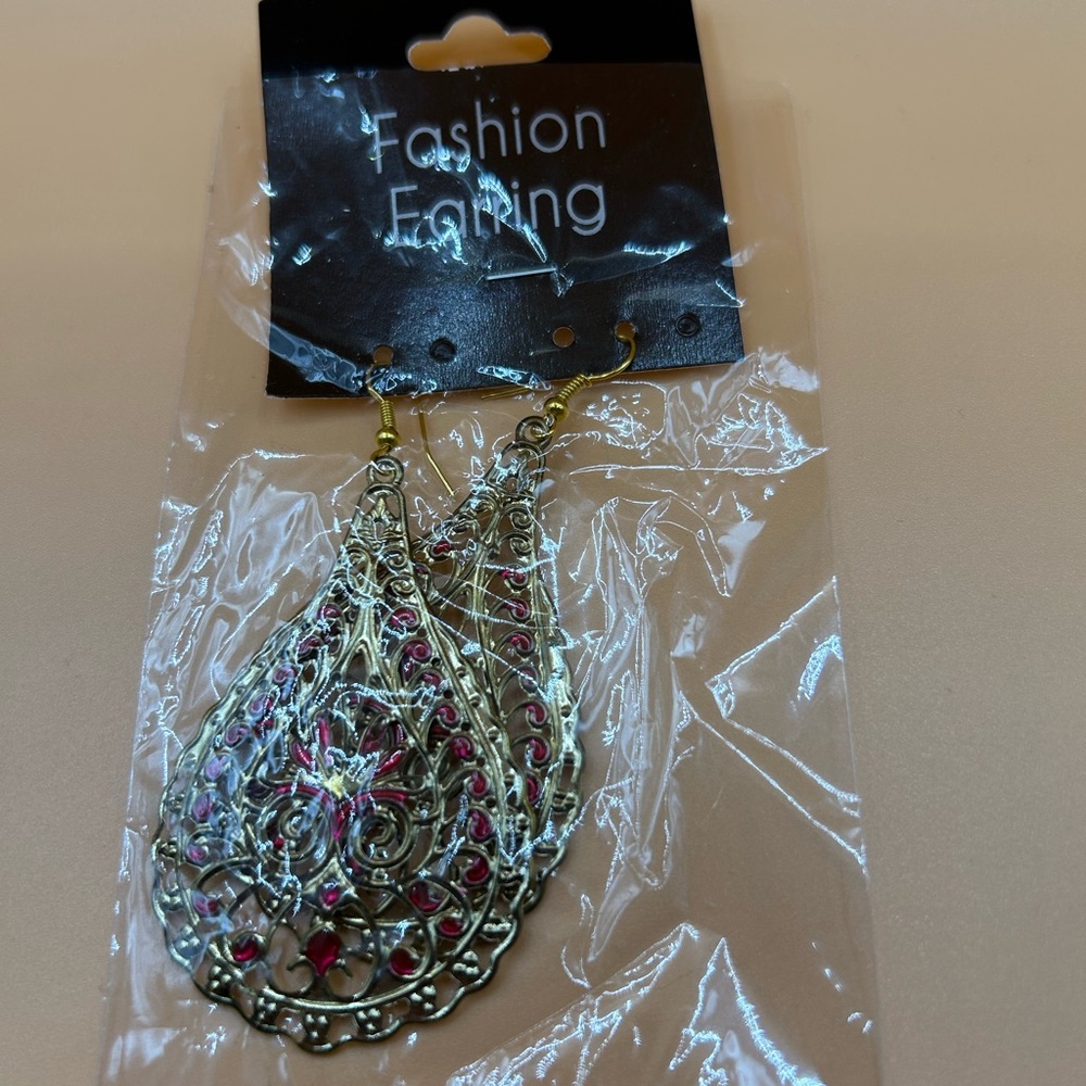 🦋BOGO 50% off NWT Fashion Gold and Pink Filigree Drop Earrings